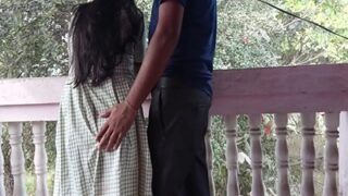 Guru bejat memuaskan muridnya yang montok di ranjang rumah