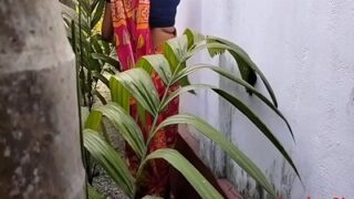Tante Tamil yang bergairah melahap batang muda di kebunnya