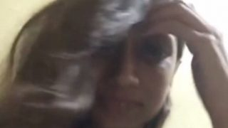 Video gadis kampus India perawan mengangkat kaos