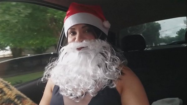 Bianca foi tirar uma foto com o Papai Noel e acabou sentando no peru de Natal.