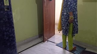 Sasur ghatiya bahane se apni bahu ko ragad ke chodta hai!