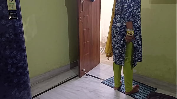 Sasur ghatiya bahane se apni bahu ko ragad ke chodta hai!