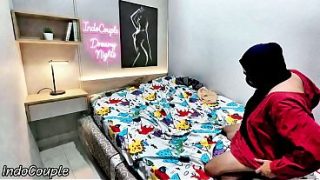 Kulihat adik berhijabku kesepian di kamar, kusenangkan dia dengan penuh gairah hingga memuncak di dalam rahimnya.