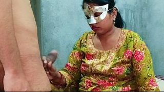 Video panas Desi bhabhi ngentot doggy style, suara erotisnya bikin greget!