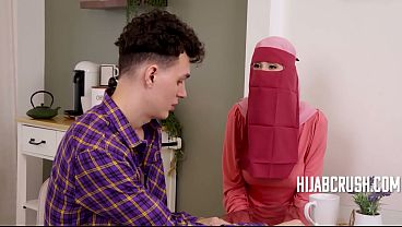 Anak Tiri Belajar Mencintai Ibu Tiri Arabnya Setelah Dia Jilat Pantatnya