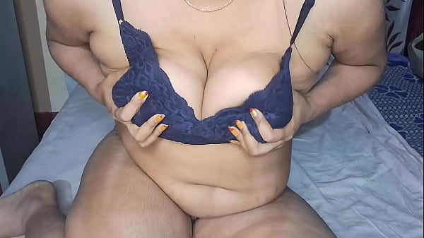 Bidadari India Tua Mainkan Bulu Lebat di Selangkangan