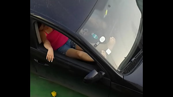 Gadis Arab seksi menggoda di tempat umum