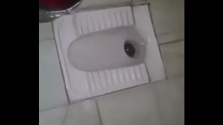 Pasangan Desi mesra di kamar mandi