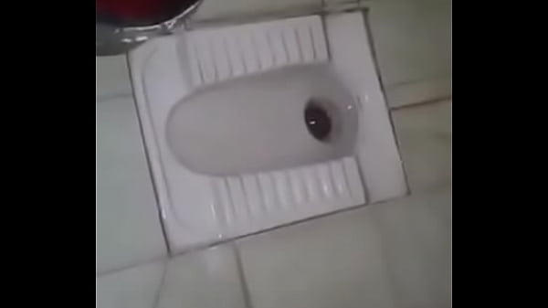 Pasangan Desi mesra di kamar mandi