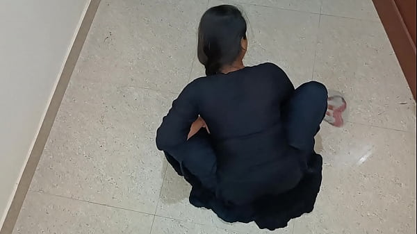 Gadis India seksi, pembersih rumah, digerogoti majikan sampai meraung-raung – suara erotis terdengar jelas