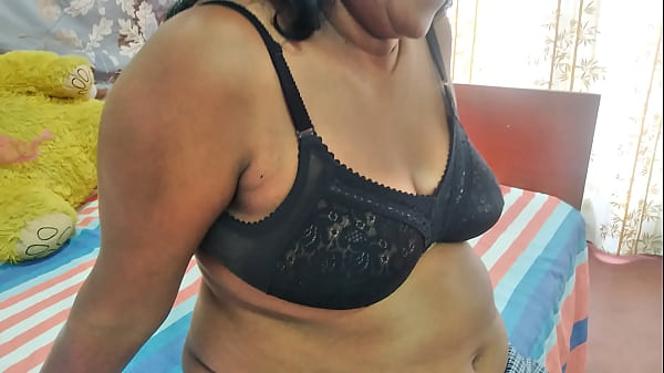 Mau main sama bokong montok ibu tiri yang bikin ngaceng?