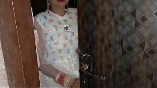 Pertama kali bercinta sebelum nikah, adegan panas India dengan suara Hindi yang jelas