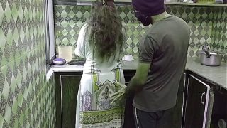 Bhabhi Kesepian Digituhin di Dapur Sambil Masak, Erangan Hindi Bikin Greng