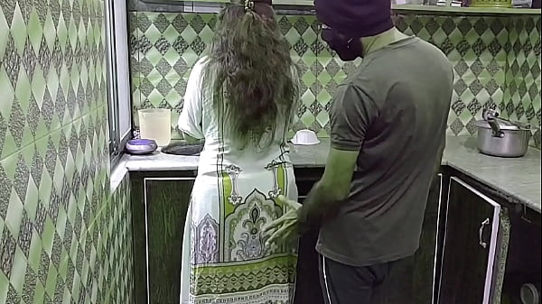 Bhabhi Kesepian Digituhin di Dapur Sambil Masak, Erangan Hindi Bikin Greng