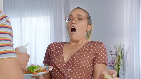 Dia Suka Ditunggangi di Dapur / Adegan Panas dari Brazzers
