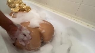 Anak Tiri Masuk ke Kamar Mandi Ibunya dan Membantu Mandi, Lalu Diberikan Anal dan Blowjob