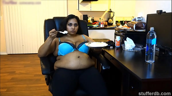 Desi Rose tergila-gila pada pai yang menggoda!