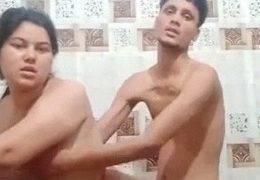 Kamar mandi sama bhabhi, basah kuyup dan penuh nafsu.