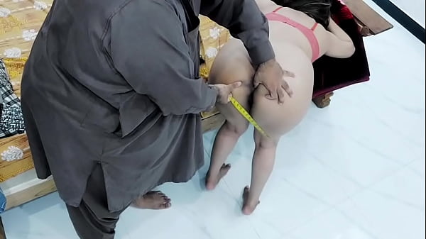 Penjahat India Ngentot Cewek Desa Gawar Berpantat Besar Seperti Jalang, Keras dan Kasar Gaya Doggy dengan Audio Hindi Jelas dan Bicara Romantis