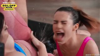 Klub Muncrat Brazzers: Keira Croft dan Chanel Camryn Basahi Ranjang