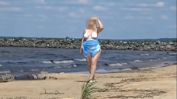 Ibu Tiri Seksi di Pantai dengan Bikini Putih yang Menggoda