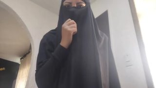 MILF Arab Mengocok Memek Sampai Muncrat Deras di Webcam, Pakai Cadar Tapi Tetap Ganas