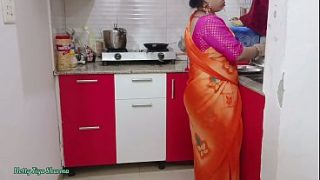 Bokep India Bhabhi Mesum di Dapur, Digituin Ganas Pakai Kontol Gede