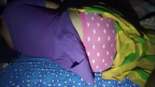 Desi Bhabi dalam Salwar – Pantat Besar Ditekan Kencang
