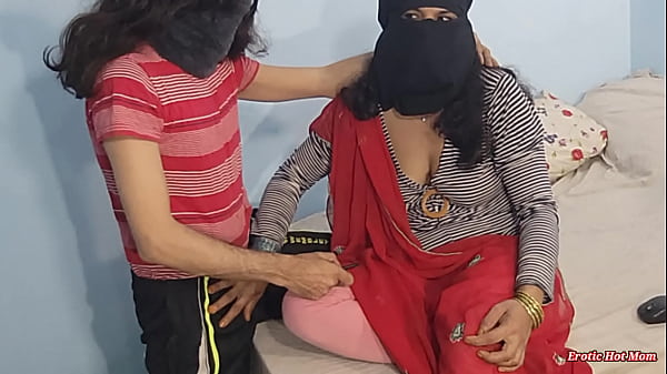 Menggoda gadis India berhijab dengan erangan panas dalam bahasa Hindi