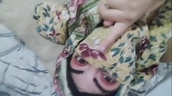 Istri Arab Berjilbab Tua dan Bergairah Mengocok Memek Basah Sampai Muncrat Saat Suami Sedang Sholat di Ruang Lain
