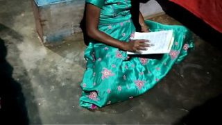 Desi Bhabhi yang Taat, Digituin Gurunya Sambil Baca Buku