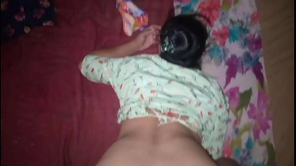 Desi cewek lagi digoyang-goyang di kasur.