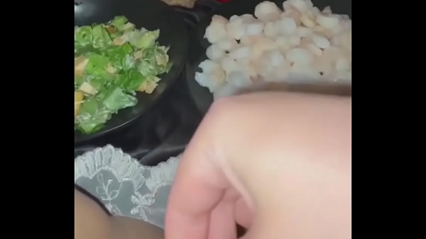 Ngentot sambil mainin makanan, cewek hijab arab jadi putri salju cabul, video amatir LA, fetish makanan ekstrim paling serem