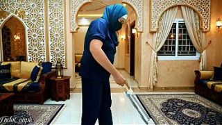 Buat pembantu rumah tangga jilbab suruh sedot kontol majikan sampe tumpahin air mani.