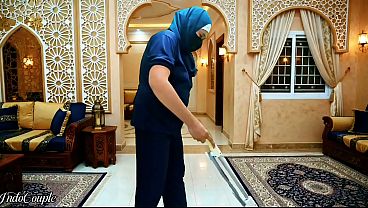 Buat pembantu rumah tangga jilbab suruh sedot kontol majikan sampe tumpahin air mani.