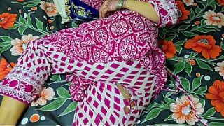 Ibu tiri celananya sobek, si anak tiri langsung ngewein memek bundar montok.