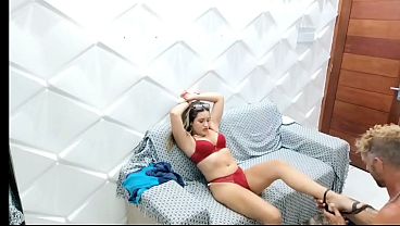 Ibu mertuaku yang masih muda sendirian di rumah, haus banget. Begitu aku datang, dia langsung ngerayu biar aku masukin ke lubang sempitnya sampai keluar semua. Vagninho e Vivi Capetinha