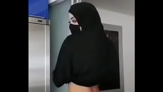 Mamãe de hijab peituda se exibindo sensual
