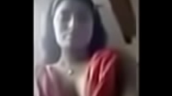 Tetes susu seksi wanita India yang menggoda