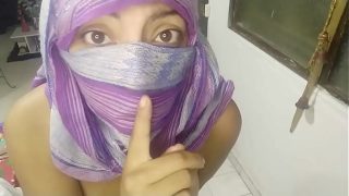 MILF Arab Berhijab dan Bercadar Menggairahkan, Mengocok Memek Basah Sampai Muncrat di Webcam Live