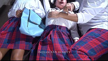 XXX kakak tiri India sama adik tiri dan adik tiri lagi di Hindi, bikin panas