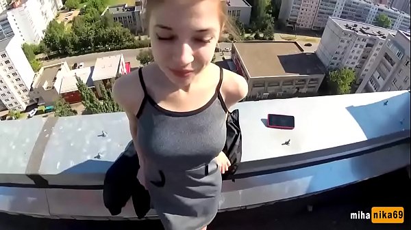 Gadis Rusia digoyang keras di atap gedung