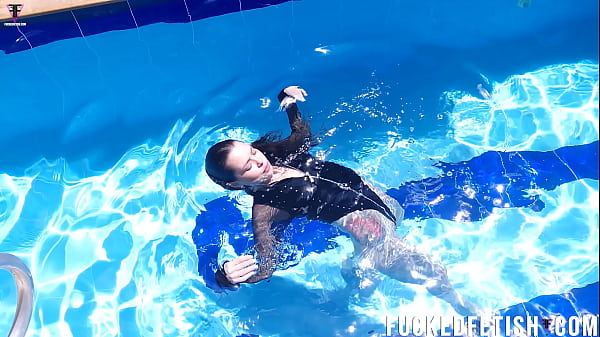 Jessica Bunny Basah-Basahan di Kolam Renang