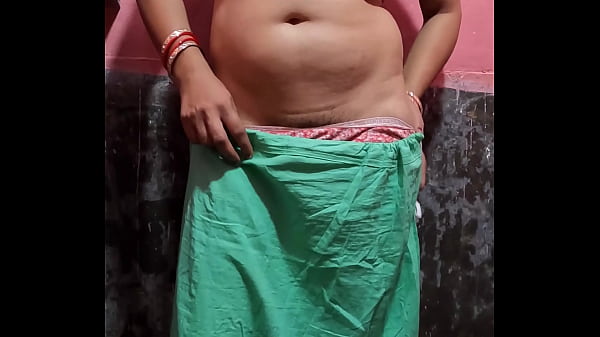 Istri desi mencukur bulu kemaluannya yang basah