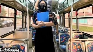 Istri muslim pulang kuliah sendirian di bus, langsung digaruk orang asing di atas hijabnya