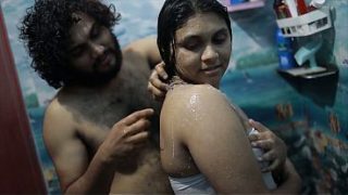 Cewek India Mandi Bareng, Panasnya Bikin Merinding