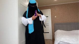 Istri berjilbab ketemu mainan seks saat bersih-bersih, langsung panas dingin