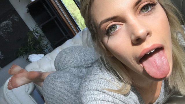 Bokep Amatir Asli – Cewek Pirang Ngeseks Di Sofa