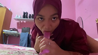 Clara belajar ngewe pake dildo, mulutnya basah kuyup saking napsu.