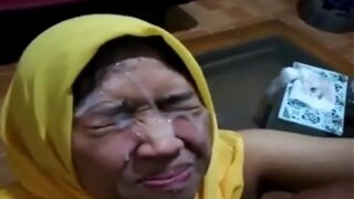 Cowok itu muncratin muka cewek Bangladesh-nya sampe belepotan.